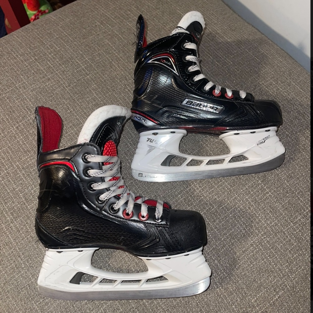 **SOLD** Bauer Vaper X600 Junior Hockey Skates - Picture 2 of 8